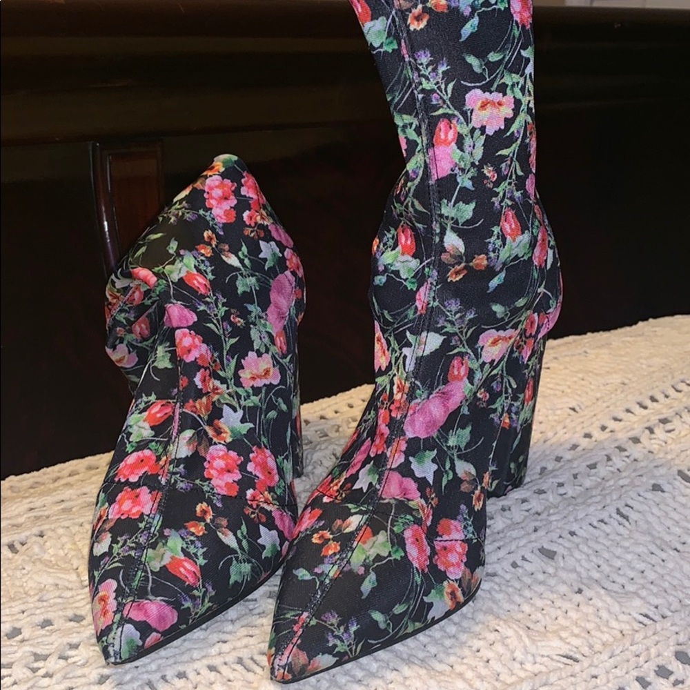 STEVE MADDEN LOMBARD FLORAL POINTED TOE SOCK BOOT! - Picture 2 of 5
